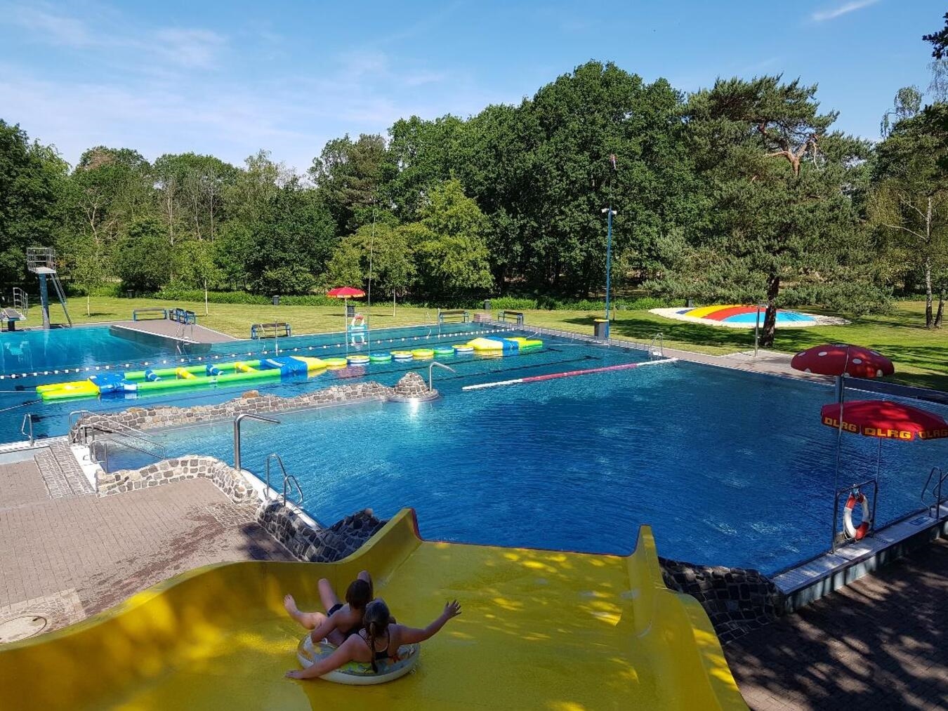 "Eröffnung Freibad Issum 1. Mai, Schwimmer im Wasser, sonniger Tag"