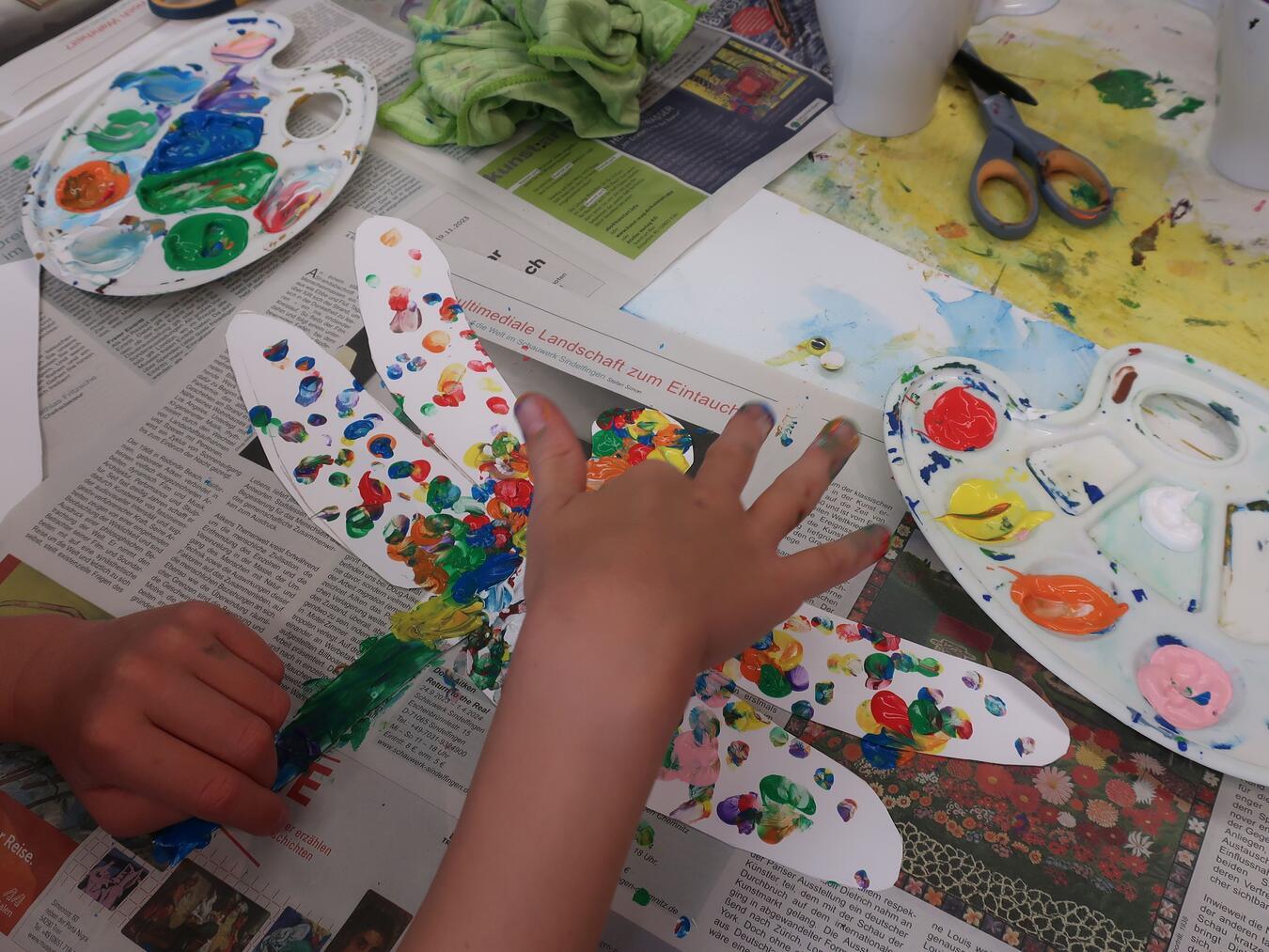 Den Ferienkindern stehen die buntesten Materialien zur Verfügung. Foto: NMK