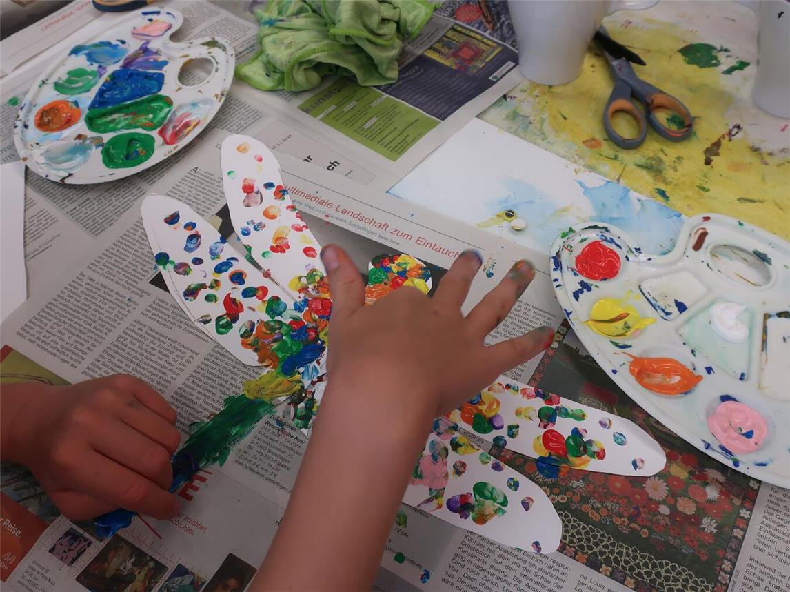 Den Ferienkindern stehen die buntesten Materialien zur Verfügung. Foto: NMK