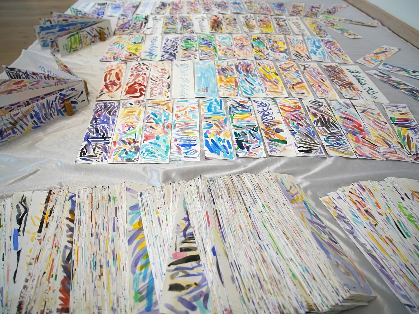 "Papierstreifen-Installation mit Aquarelltests von Thomas Schiela im Museumspavillon, Kunst seit 2003"