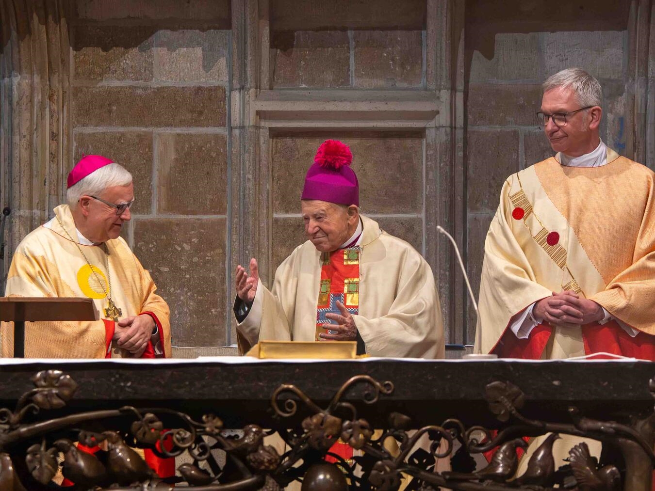 Den Gottesdienst zum 100. Geburtstag feierte Theodor Hoffacker (Mitte) gemeinsam mit dem Berliner Erzbischof Heiner Koch (links) und Diözesanadministrator Antonius Hamers. Fotos: Bischöfliche Pressestelle / Christian Breuer
