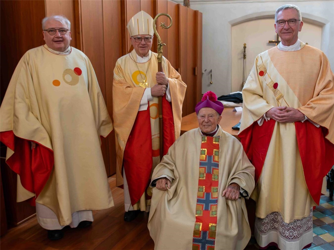 Den Gottesdienst zum Weihejubiläum von Theodor Hoffacker (sitzend) feierten gemeinsam mit dem Jubilar Propst Stefan Notz, Erzbischof Heiner Koch und Diözesanadministrator Antonius Hamers. Fotos: Bischöfliche Pressestelle / Christian Breuer