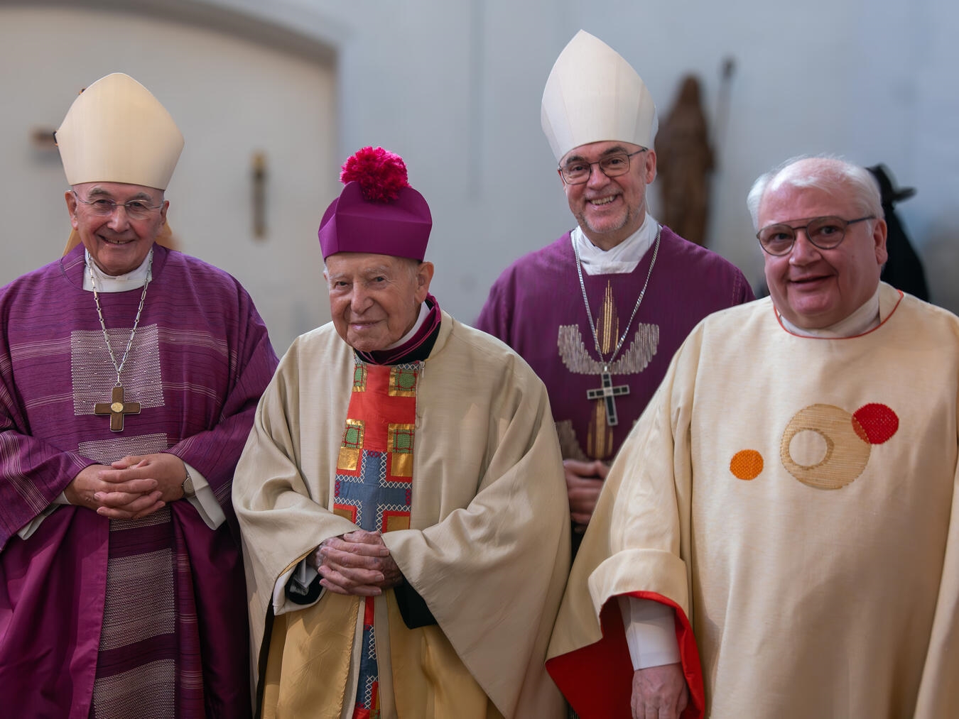 Den Gottesdienst zum Weihejubiläum von Theodor Hoffacker (2. v. l.) feierten gemeinsam mit dem Jubilar Bischof em. Felix Genn, Weihbischof Rolf Lohmann und Propst Stefan Notz (v. l.).Foto: Bischöfliche Pressestelle / Christian Breuer