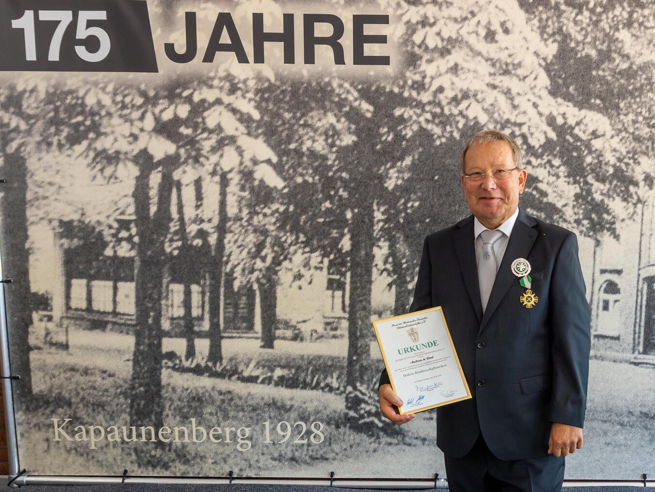 Dennis van Linn ist neuer König der St.-Sebastian-Schützen in Emmerich "Andreas te Poel mit Hohen Bruderschaftsorden für langjähriges Engagement, Auszeichnung, Ehrung, Orden, Porträtfoto"