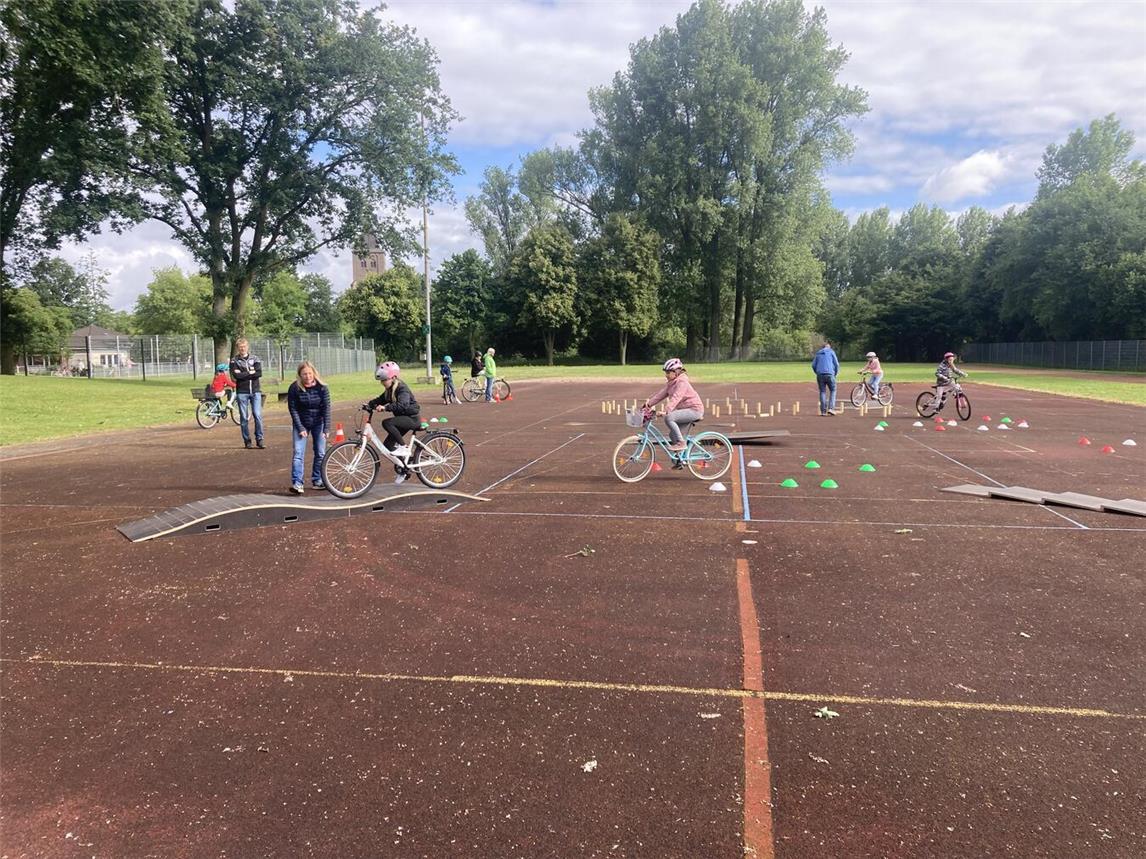 Den Kindern wird auch gezeigt, wie man mit Freude Sport auf dem Rad betreiben kann. Foto: RG Haldern 03