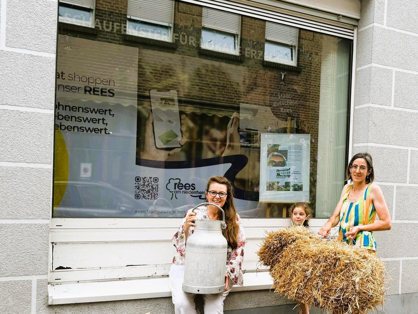 Den Leerstand nutzen: Wirtschaftsförderin Sandra Kimm-Hamacher (l.) und Karin Kasper (r.) vom Steinhof in Bienen statten das Ladenlokal in der Fallstraße aus. Foto: Stadt Rees