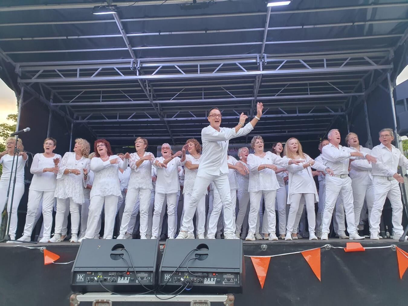 •Den musikalischen Schlussakkord setzt – wie schon in den Vorjahren – der niederländische Popchor „A Sign of Friendship“. Foto: document 1