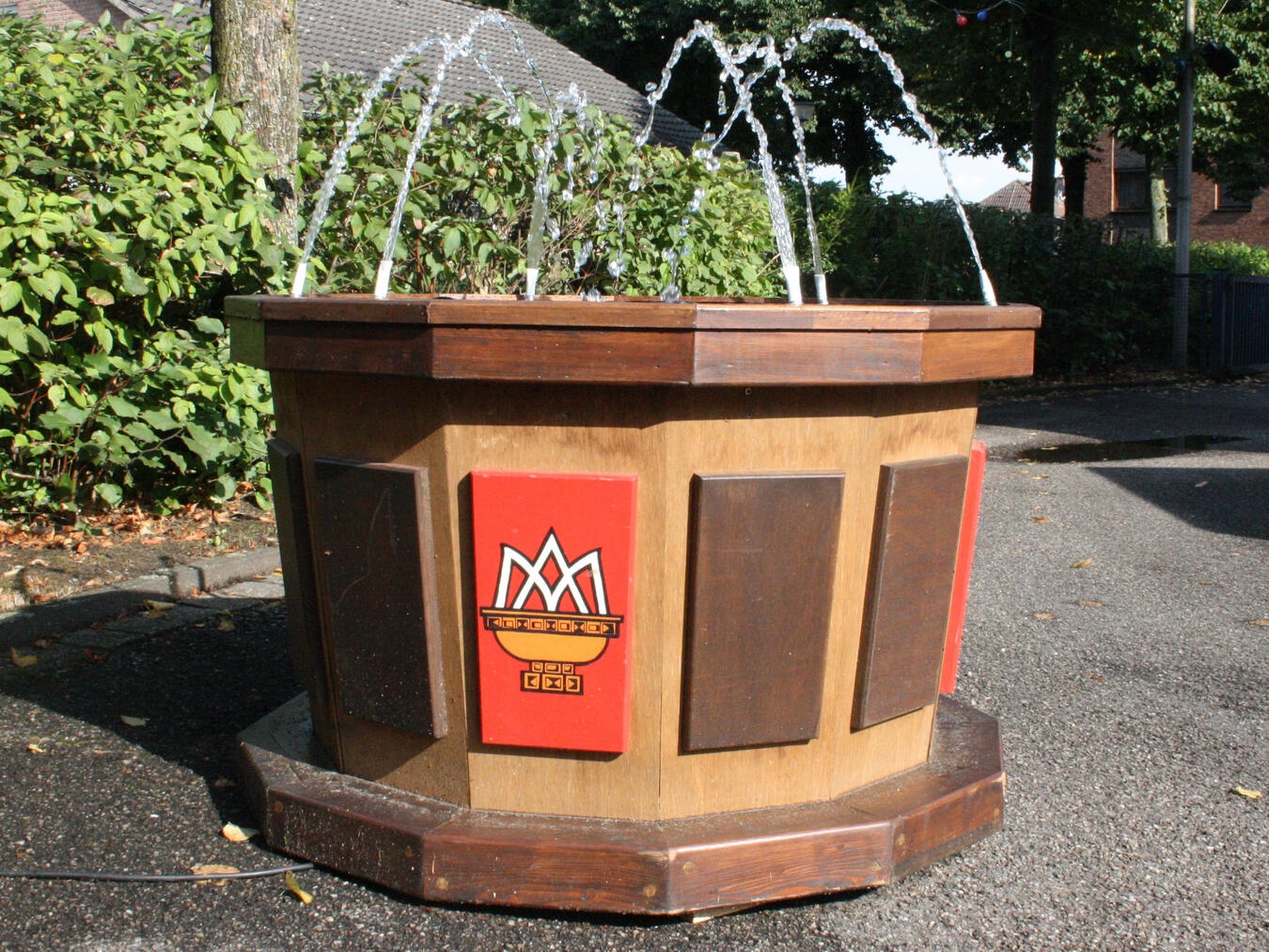 "Materborner Brunnen im Zentrum des Wappens, Fest zur Ehrung, vorgeschlagen von Vehreschild"