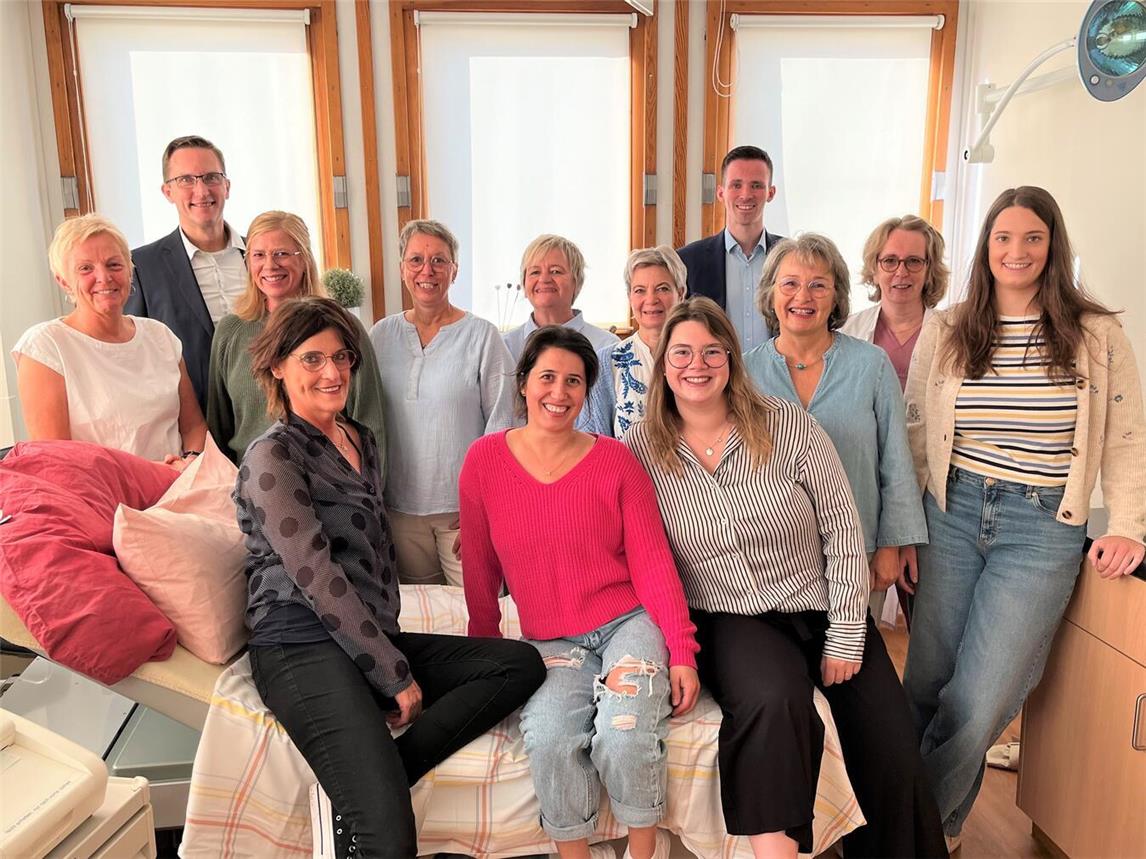 Den neuen Hebammengeleiteten Kreißsaal (HGK) eröffnen die Hebammen des St.-Clemens-Hospitals Geldern zusammen mit Klinikdirektor Dr. med. Andreas Schroeder (l.), dem stellvertretenden Pflegedirektor des Krankenhauses, Samuel Huhn (r.), und Dr. med. Ute Janßen, Chefärztin der Klinik für Gynäkologie und Geburtshilfe (2.v. r.). Foto: St.-Clemens-Hospital