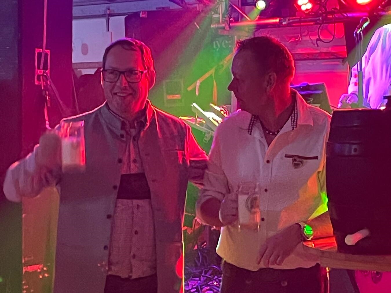 „O‘zapft is!“: Stenden feiert im ausverkauften Festzelt Den offiziellen Fassanstich übernahmen Ralf Wormanns und Mathias Dams.