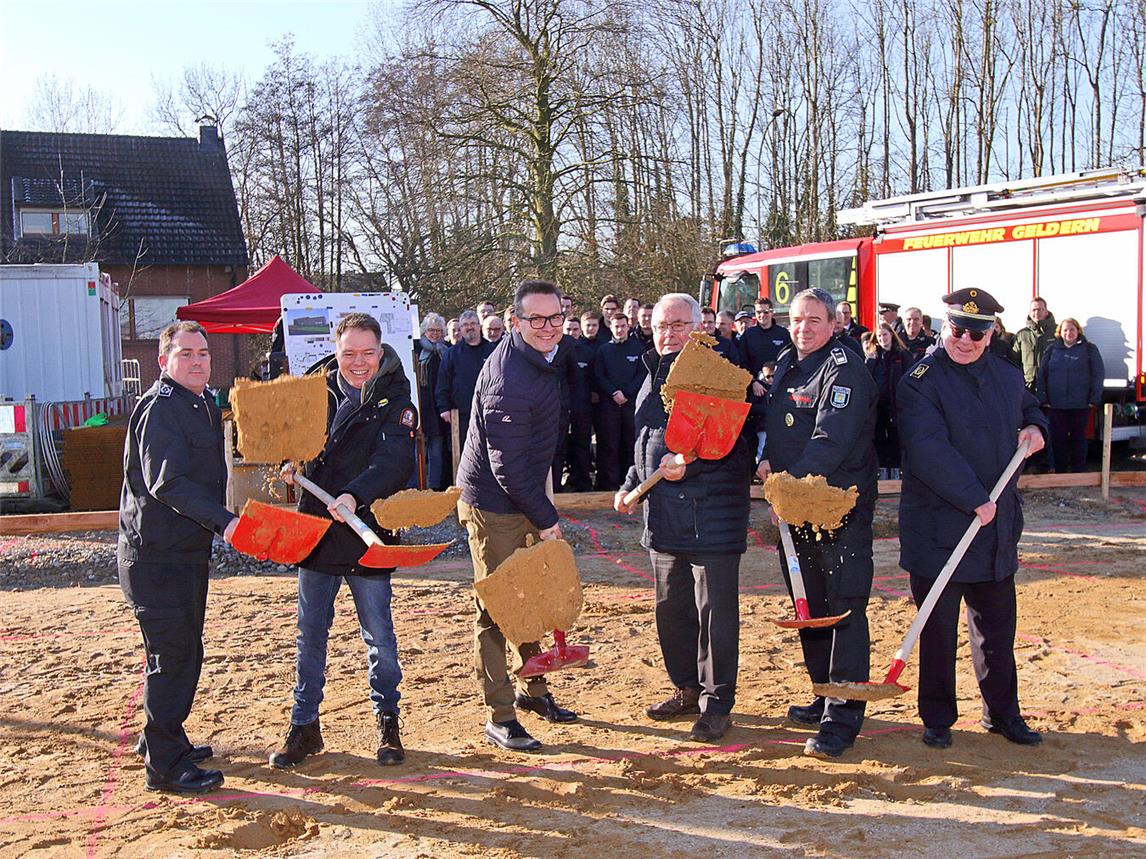 Den symbolischen Spatenstich für das neue Feuerwehrgerätehaus in Veert nahmen (v.l.n.r.) der Leiter der Feuerwehr Geldern, Andre Bardoun, der Geschäftsführer der Gelderner Baugesellschaft, Thomas Mutz., Bürgermeister Sven Kaiser, der Veerter Ortsbürgermeister Heinz Manten, der Leiter der Löscheinheit Veert, Thorsten Backhausen und Kreisbrandmeister Reiner Gilles vor.NN-Foto: Theo Leie