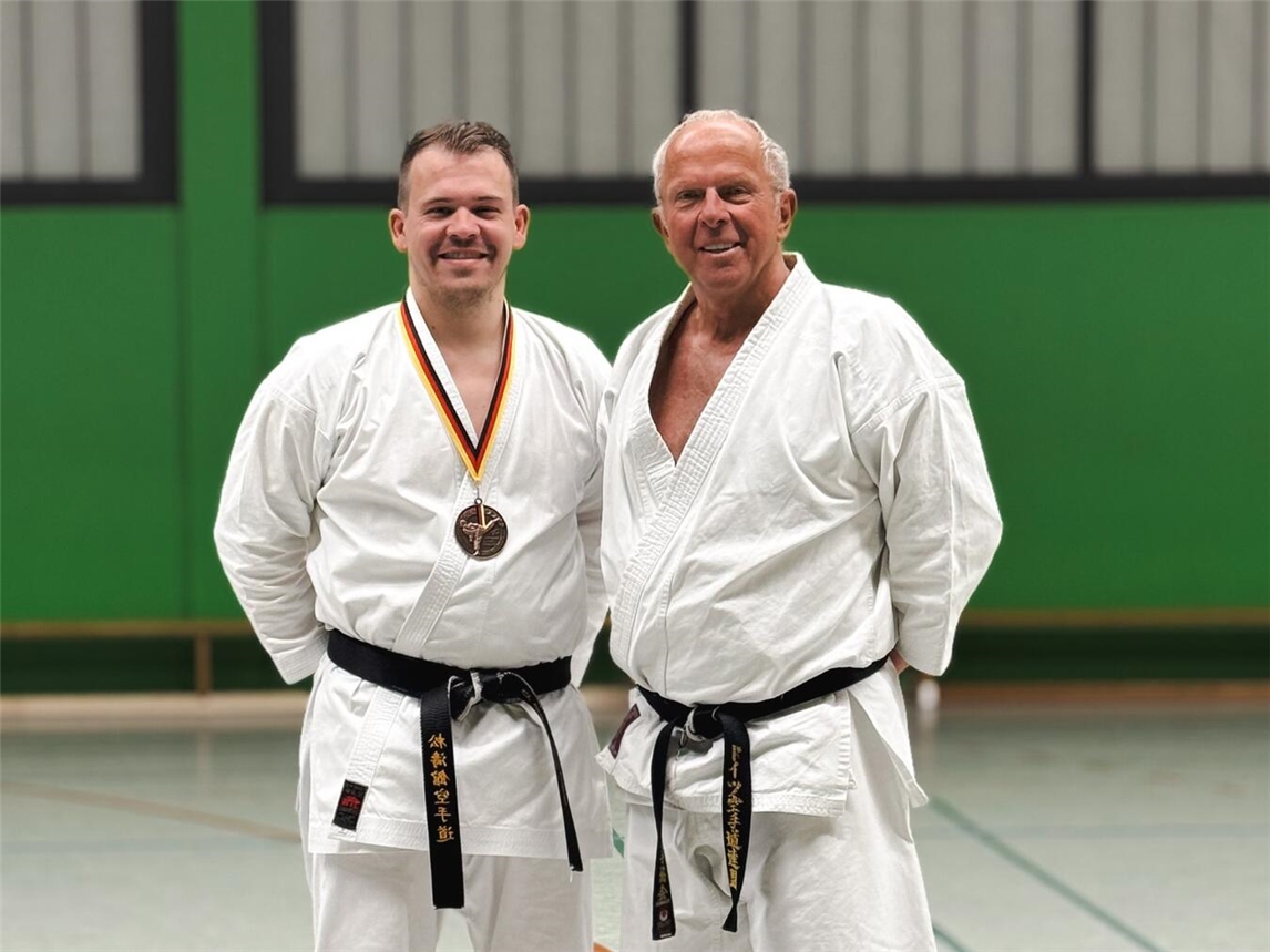 Dennis Groesdonk (l.) mit seinem Trainer Dieter Koch. Foto: Kaiten Bedburg-Hau
