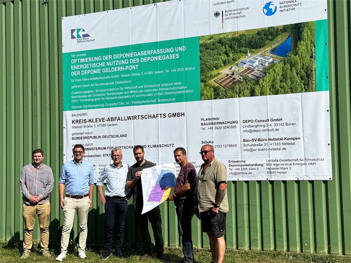 Dennis Pleßer (DepoConsult, Projektingenieur), Markus Schäfer (DepoConsult, Projektleitung /Bauüberwachung), Rolf Janßen (Geschäftsführer KKA), Tobias Schaffers (Projektingenieur KKA), Ralf Schirmer (Diringer & Scheidel, Bauleitung) sowie Bernd Modrey (Diringer & Scheidel, Polier, v.l.n.r. ) stellen das aktuelle Projekt auf der Deponie Geldern-Pont vor.Foto: KKA GmbH