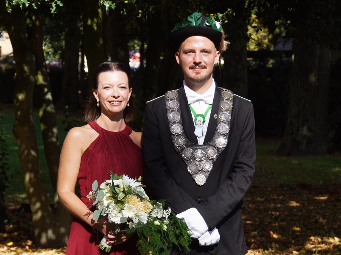 Dennis und Christina Heck, das neue Königspaar, lächelnd bei der Krönungszeremonie. Foto von Photo-Ecke Niederrhein.