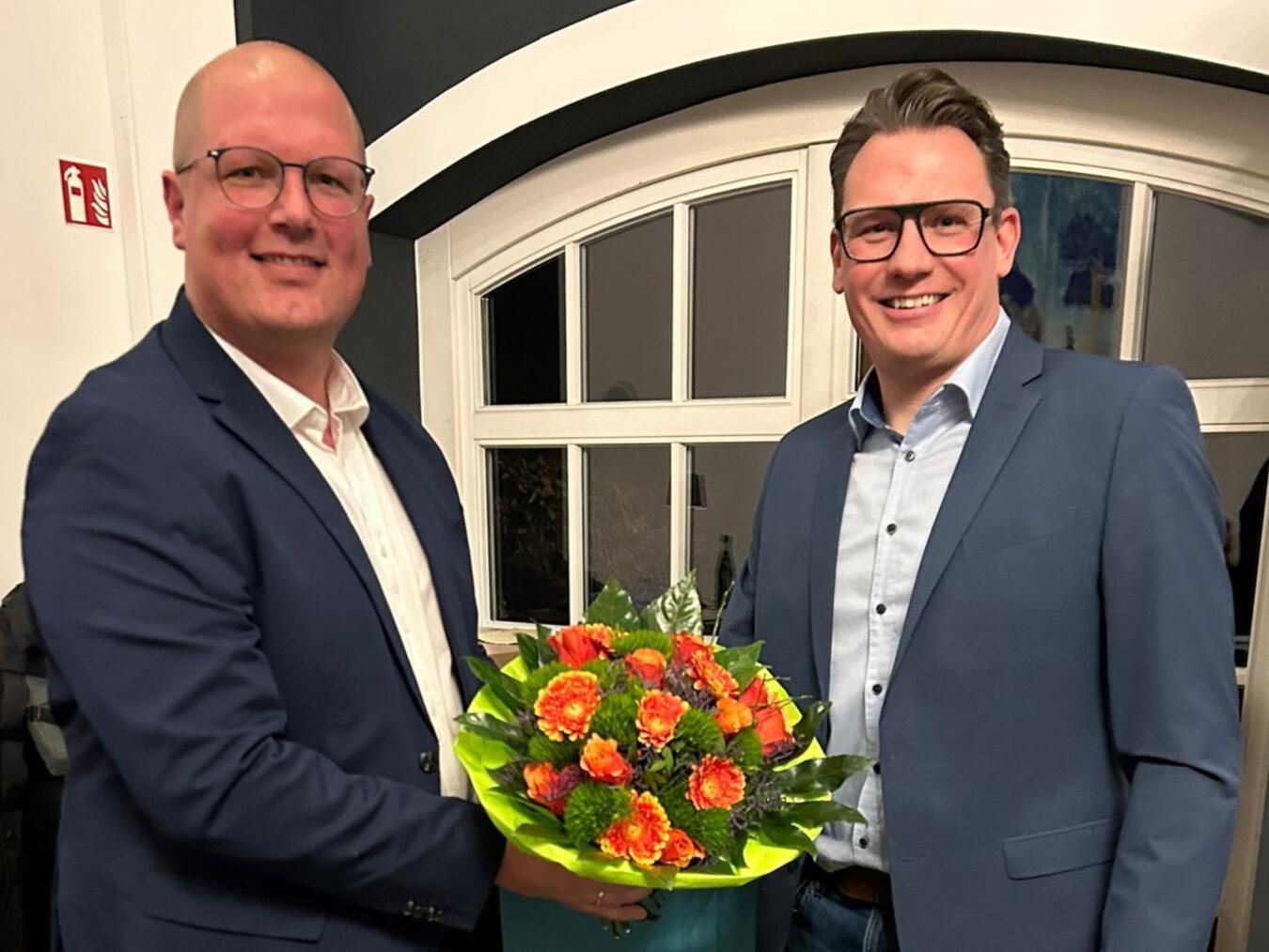Der 1. Vorsitzende Andreas Schroers (l.) gratuliert Christian Mannitz zur Kandidatur. Foto: privat