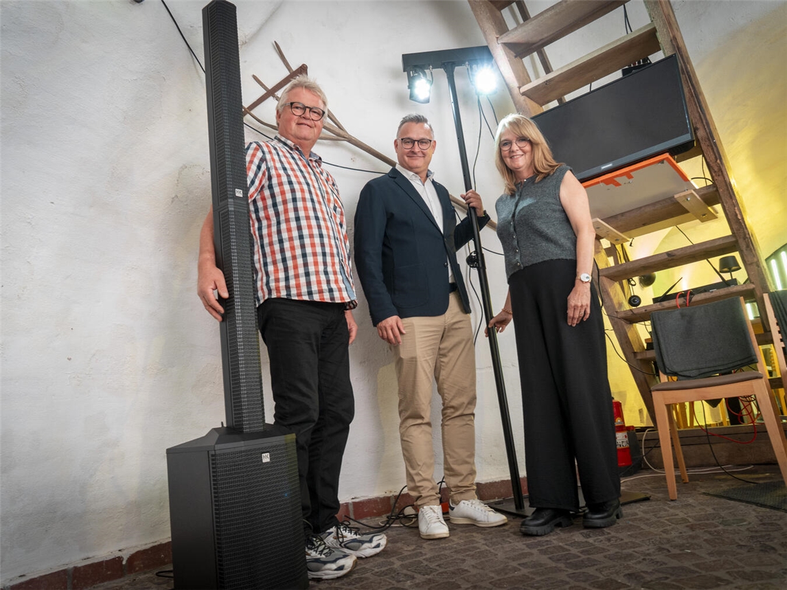 Der 1. Vorsitzende des Fördervereins Willi van Stiphoudt und die 2. Vorsitzende Ursula Waerder präsentierten bei einem Besuch von Volksbank-Geschäftsstellenleiter Björn Pusnik stolz das neue Equipment und bedankten sich für die Unterstützung. Foto: Gerhard Seybert