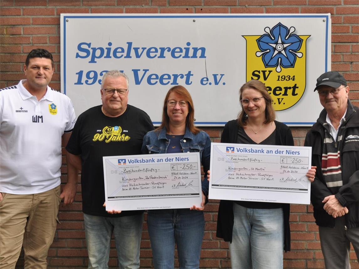 Der 1. Vorsitzende des SV Veert, Waldemar Molderings (li.), und Geschäftsführer Frank Osterberg freuten sich auf diesem Wege die Veerter Kindergärten unterstützen zu können. Martina Wolters vom Kindergarten Am Rodenbusch (3.v.l.) und Raphaela Schmetter (2.v.r.) vom Kindergarten St. Martin bedankten sich für die großzügen Spenden, die an die Fördervereine der Kitas weitergeleitet werden. Foto: Carina Franz