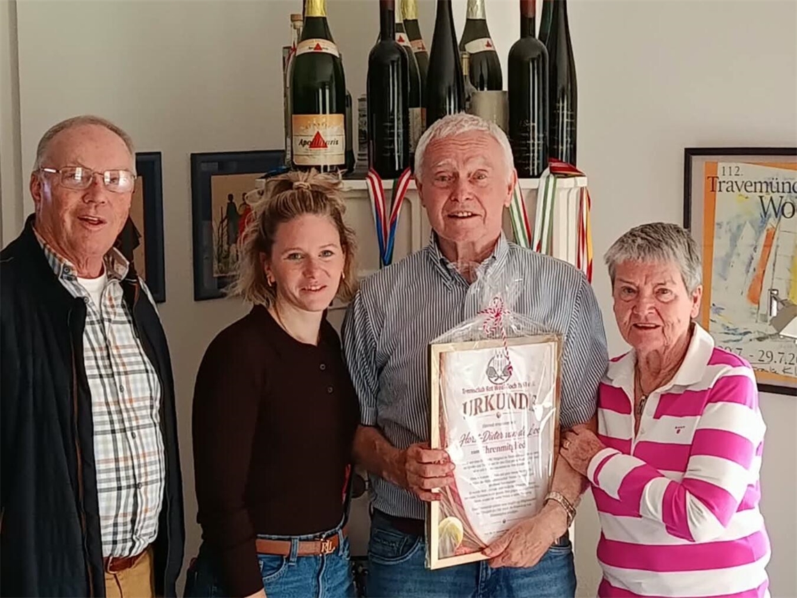 Gerd Thyssen und Anika Brendgen überreichen Urkunde an Horst-Dieter van de Loo, daneben seine Frau Petra. Foto: privat.