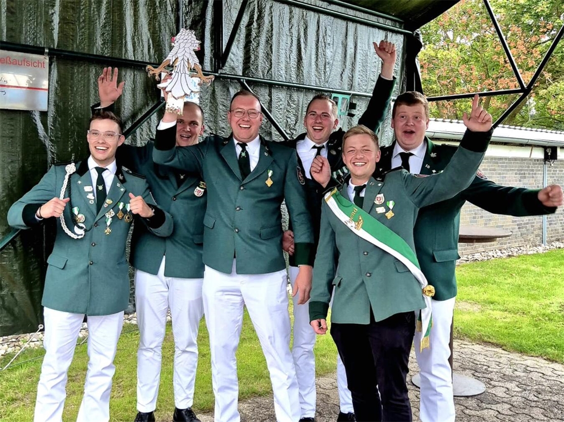 "10. Zug Hüthumer Schützen feiert Herbstkönig Christian Wigger, Schützenverein Jubel"