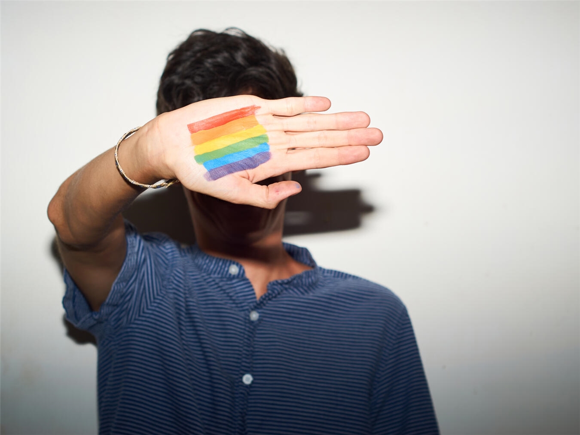 Der 23-jährige Xantener (hier wird lediglich ein Symbolfoto gezeigt) möchte sich nicht wegen seiner Homosexualität verstecken müssen. Symbolfoto: Freepik