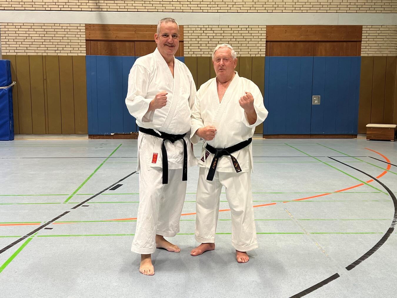 Der 89-jährige Karl Szardien (r.) bereitet sich mit Frank Debecker auf seine nächste Schwarzgurtprüfung vor. Foto: privat