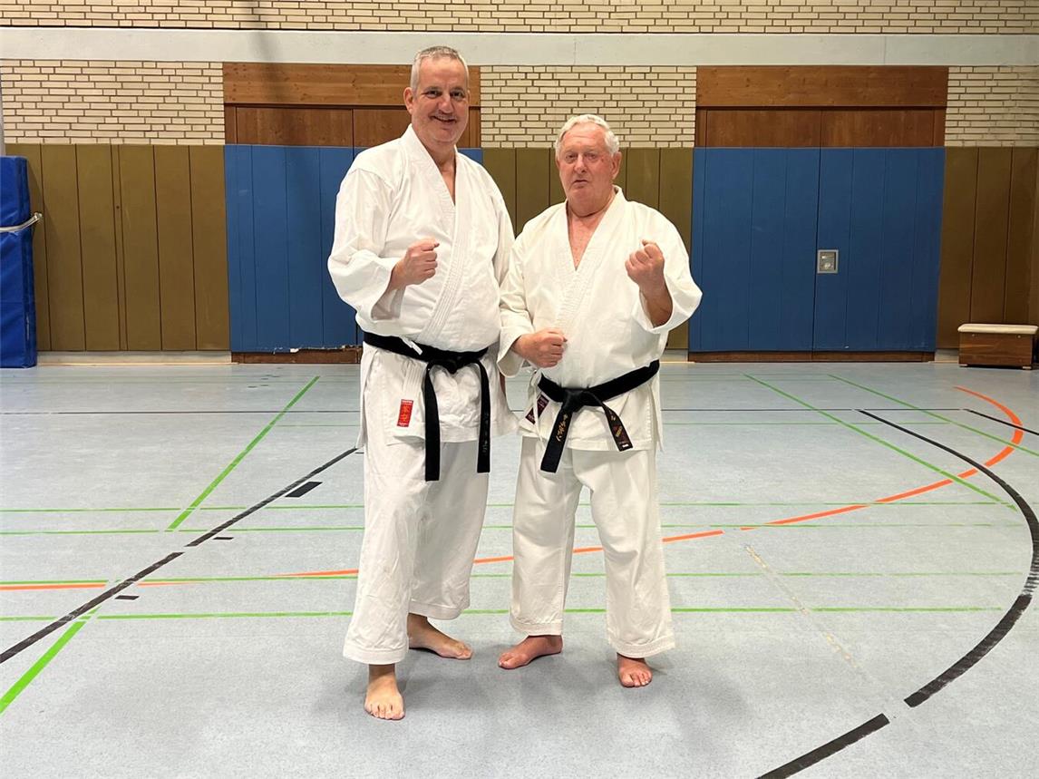 Der 89-jährige Karl Szardien (r.) bereitet sich mit Frank Debecker auf seine nächste Schwarzgurtprüfung vor. Foto: privat