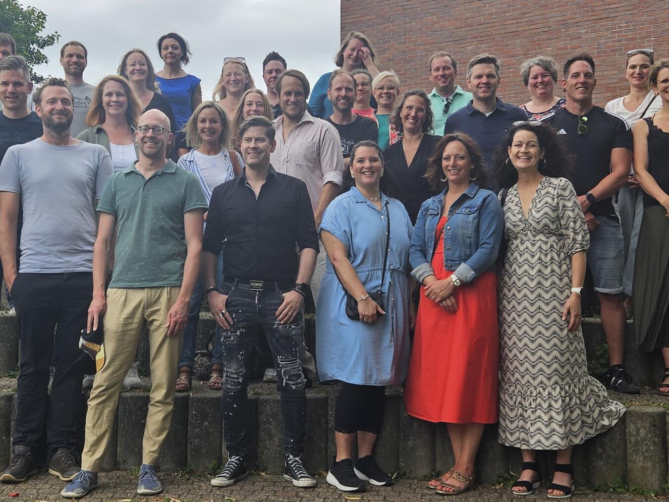 Der Abiturjahrgang 2000 des Gymnasiums Aspel der Stadt Rees beim Schulbesuch. Nach Auskunft der Abizeitung „Eine schrecklich nette Stufe“. Foto: Gymnasium Aspel