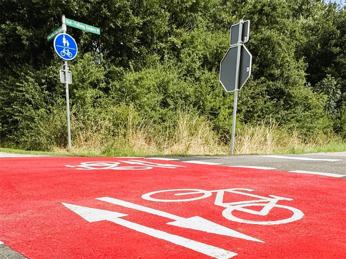 "Planetenradweg in Rees mit vorfahrtberechtigten Radfahrern, ADFC-Umfrage zur Fahrradfreundlichkeit"