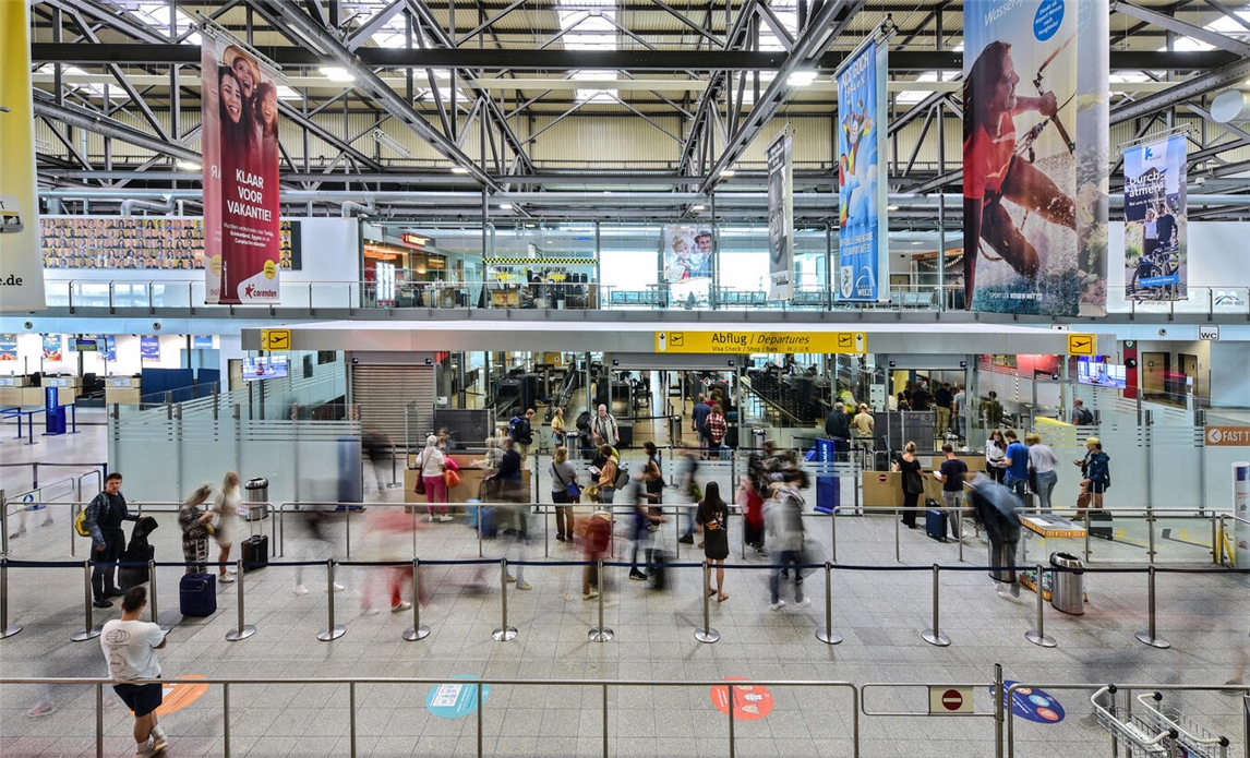 "Flughafen Weeze Sommerreise Vorbereitungen, Menschenmenge, Flugzeuge, Sommerferien, Markus van Offern Foto"