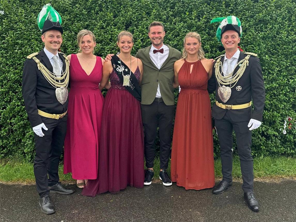 Der aktuelle Hofstaat um Königin Hanna Pree: Minister Patrick Kox (v.l.) mit Hofdame Marina Kox, Königin Hanna I. Pree mit Prinz Arne Peschke, Hofdame Lotte Molderings und Minister Hendrik Pree.Foto: privat