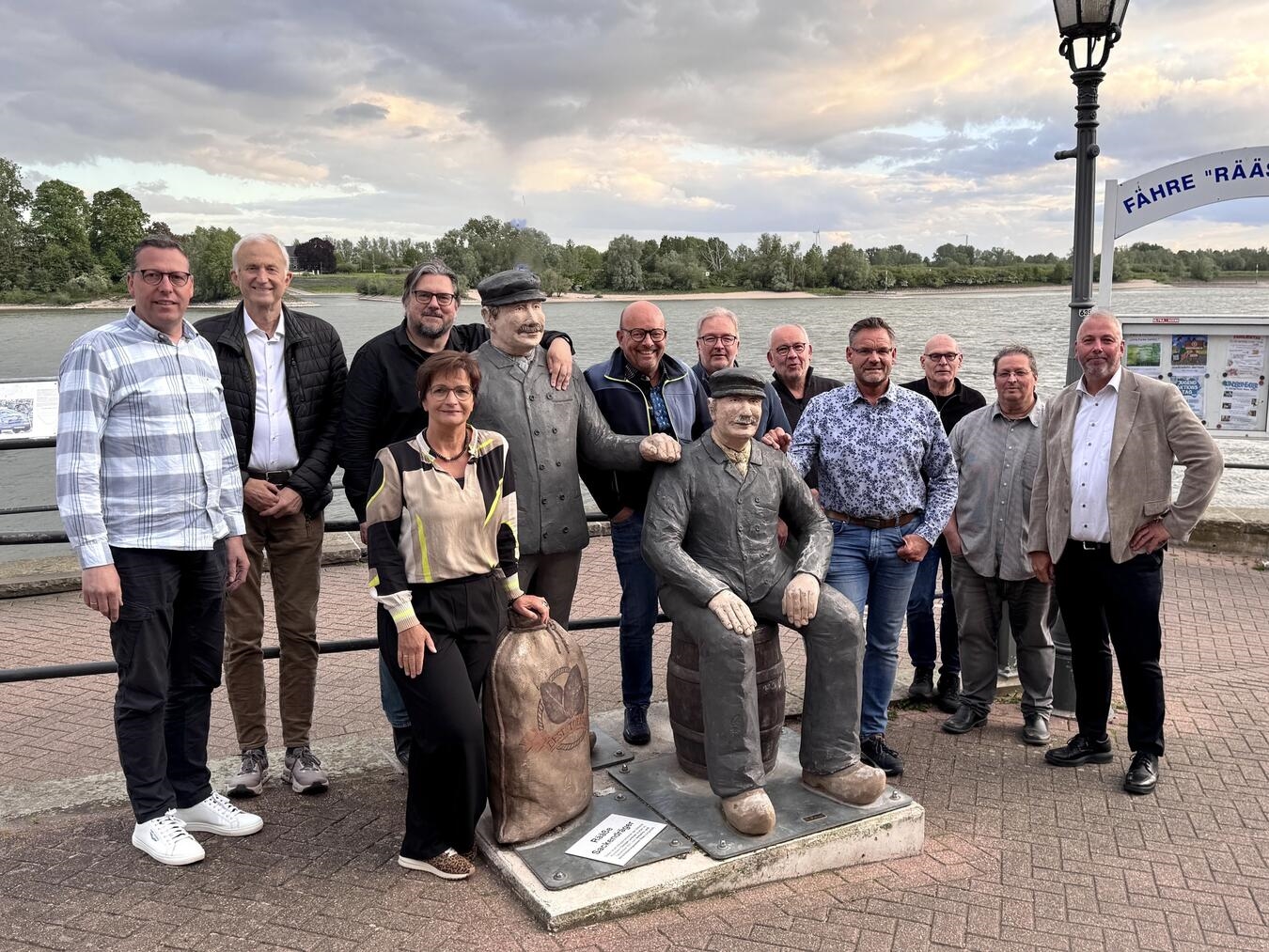 Vorstand mit "Sackedrägern" von Christel Lechner 2021, VVV Rees, Gruppenfoto, Kunstinstallation.