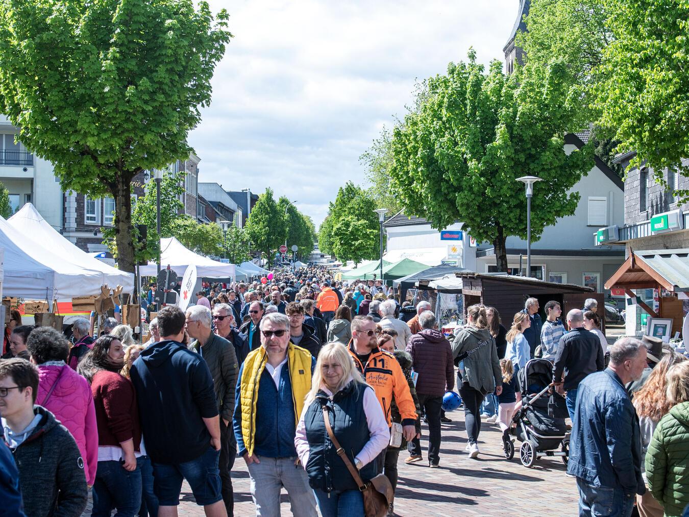 Der Alpener Frühlingsmarkt lockte im vergangenen Jahr viele Besucher an. NN-Foto (Archiv): Gerhard Seybert