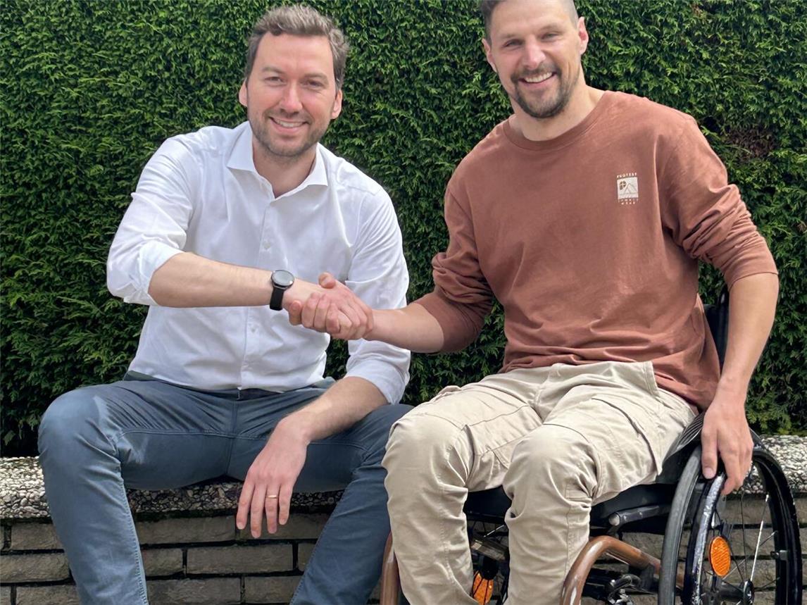 Der alte Präsident Mike Ingenfeld (l.) übergibt an Florian Ladwig. Foto: privat