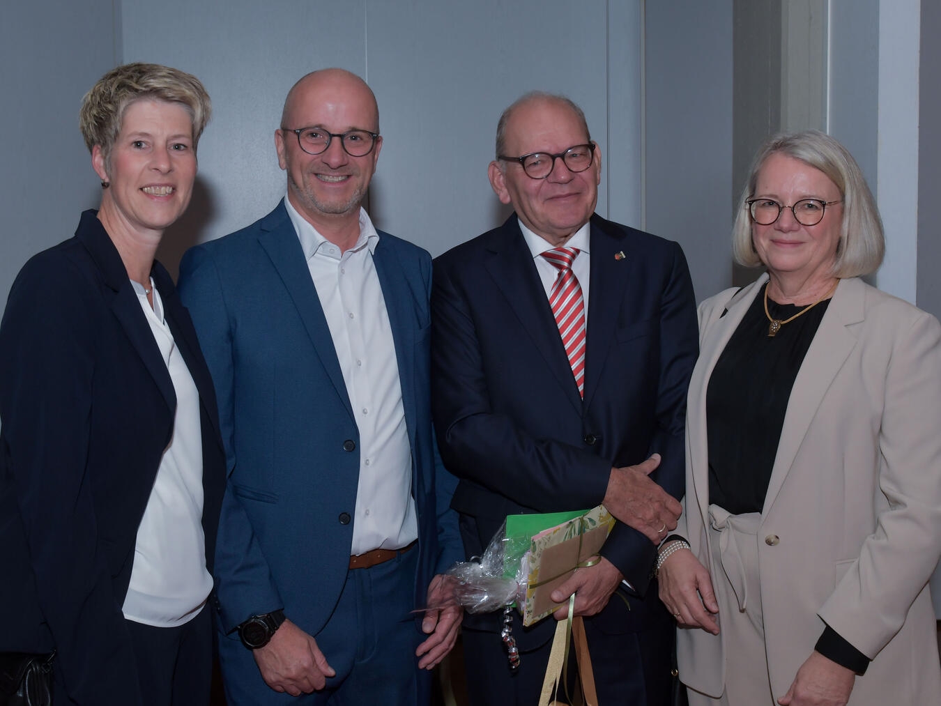Der alte und der neue Gocher Bürgermeister: Ulrich Knickrehm (2. v.r.) mit seiner Frau Claudia sowie Amtsnachfolger Stephan Luyven (2. v.l.) mit seiner Frau Isabel. NN-Foto: Gerhard Seybert
