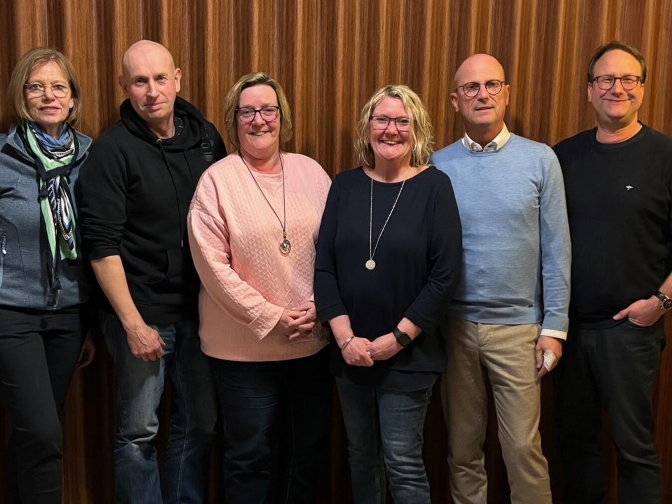 Der alte und neue SPD-Ortsvereinsvorstand für den Emmericher Süden: (v. l.) Meike Schnake-Rupp (SPD-Fraktionsvorsitzende), Bernd Steigerwald, Melanie Derksen, Sandra Wittke, Bürgermeister Peter Hinze und Thorsten Rupp.Foto: privat