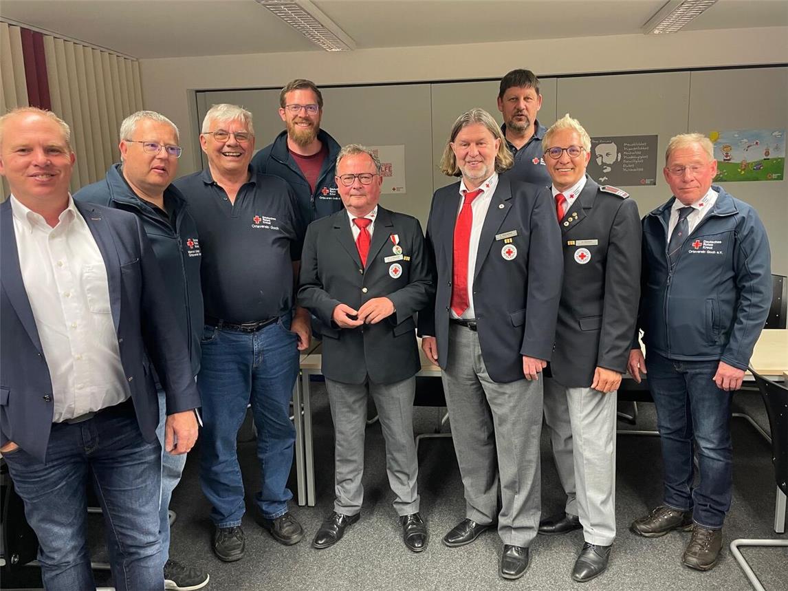 Der alte und neue Vorstand des DRK Goch. Der Vorsitzende Hermann-Josef Kleinen (m.) wurde von Landesbereitschaftsleiter Frank Langer mit der Verdienstmedaille des Landesverbandes, als Dank und Anerkennung für sein langjähriges Engagement, ausgezeichnet. Foto: DRK
