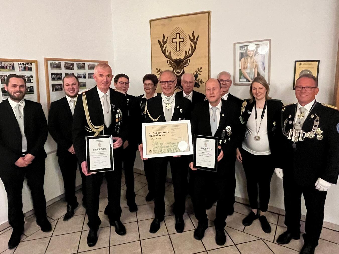 Der alte und neue Vorstand mit Geehrten (v.l.): Patrick Jurgahn (neuer Schriftführer), Tim Esser (neuer 2. Brudermeister), Ludger Glandorf (vorheriger 1. Kommandeur), Heinz Krömer (vorheriger 2. Brudermeister), Rolf Heymes (vorheriger Schriftführer), Andy Reichel (vorheriger 2. Kommandeur), Michael Ramakers (vorheriger Schießmeister), Julia Erkens (1. Brudermeisterin) und Helmut Lintzen (Bezirksbundesmeister). Foto: St. Hubertus Schützen