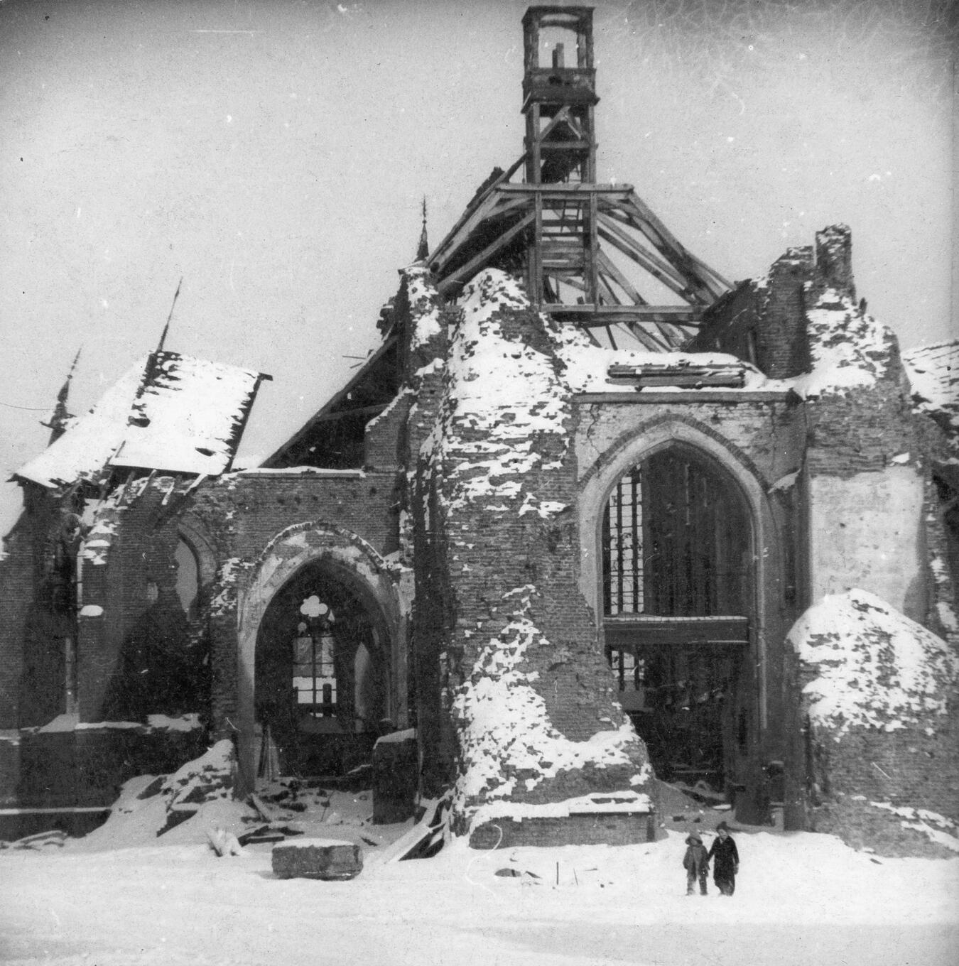Eine kleine Reise durch die Weezer Geschichte "Gesprengter Kirchturm der Wehrmacht, 24. Februar 1945, historische Aufnahme"