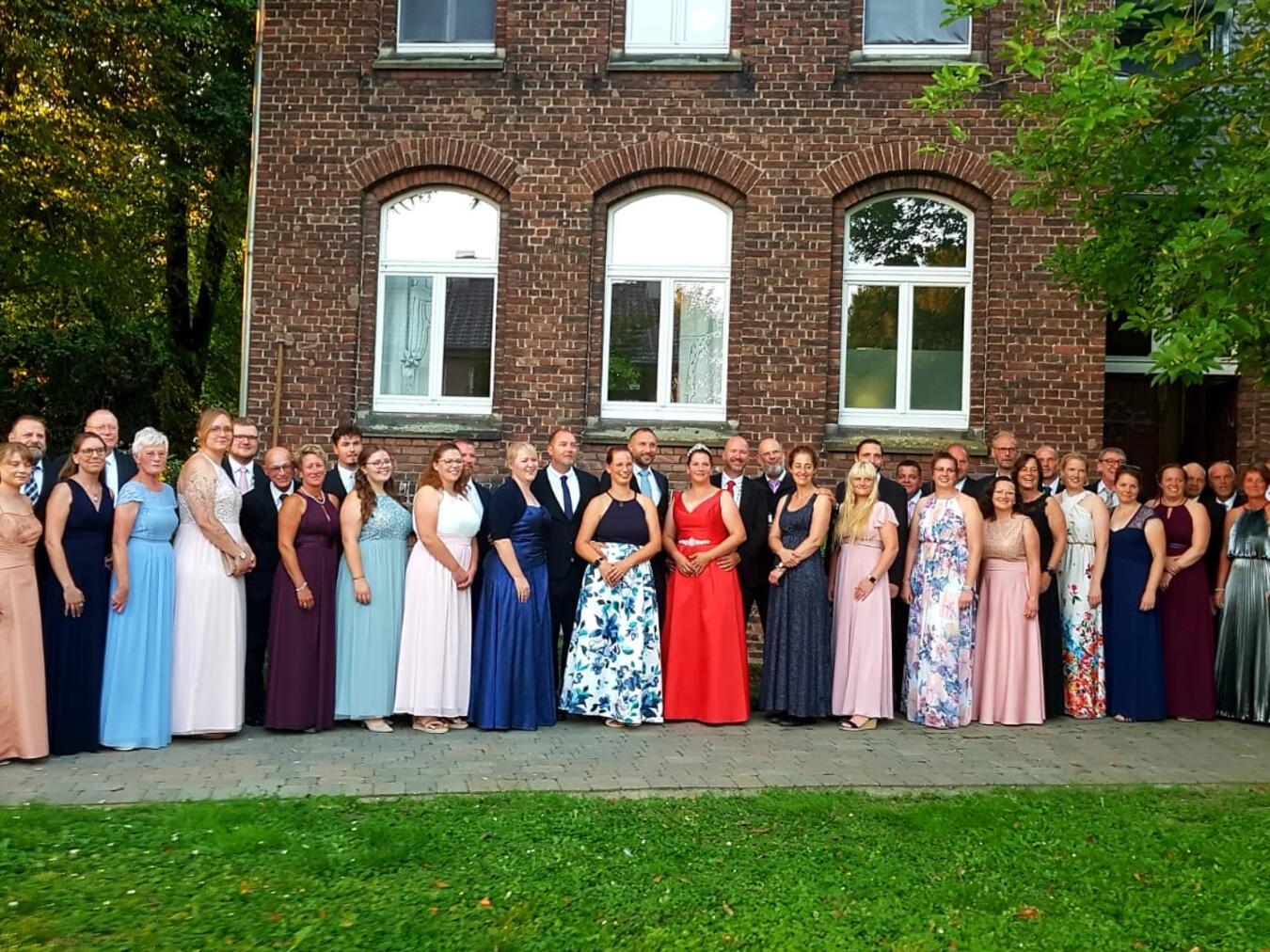 Der amtierende Thron des Jahres 2023 um das Königspaar Erwin und Stephi Böttcher. Foto: privat