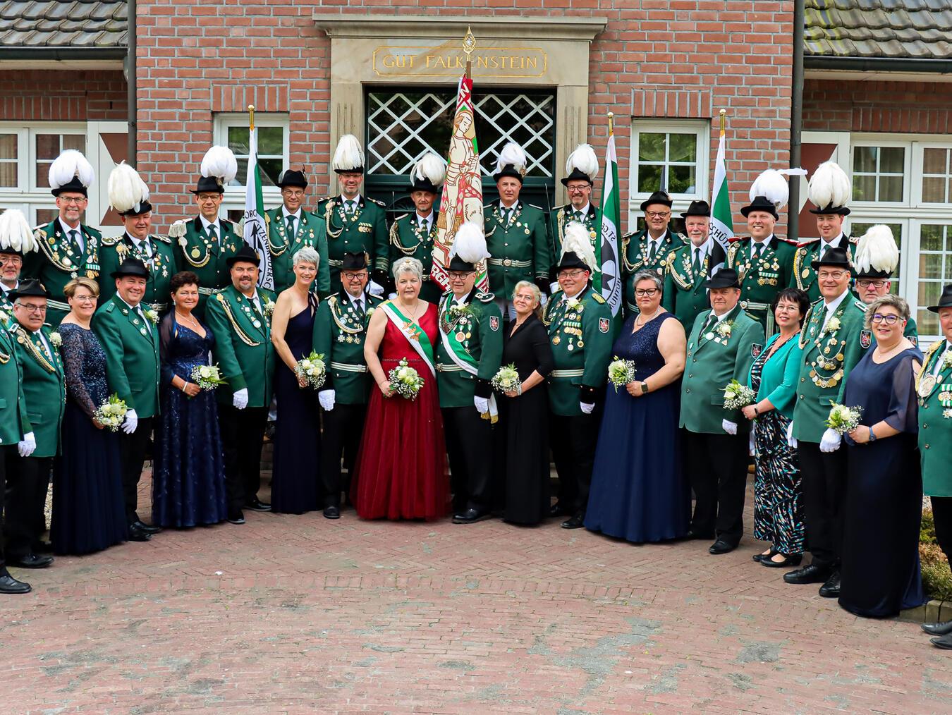 Der amtierende Thron um das Königspaar Anke und Jörg Elsenbusch – nun werden die Nachfolger gesucht. Foto: privat