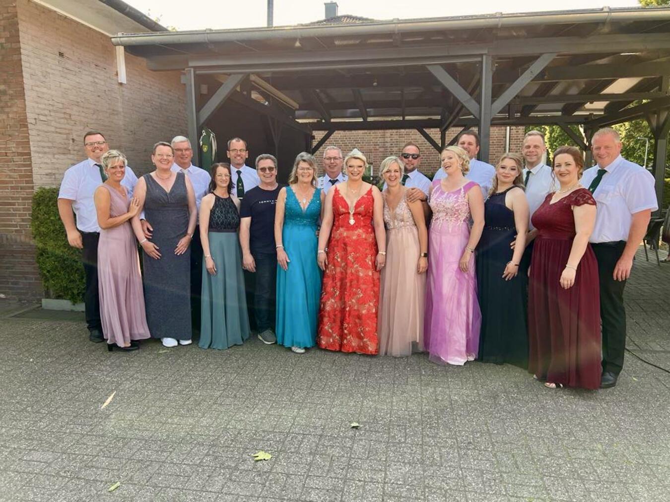 Der amtierende Thron um das scheidende Königspaar Marco Koep und Melanie Berendsen. Foto: privat