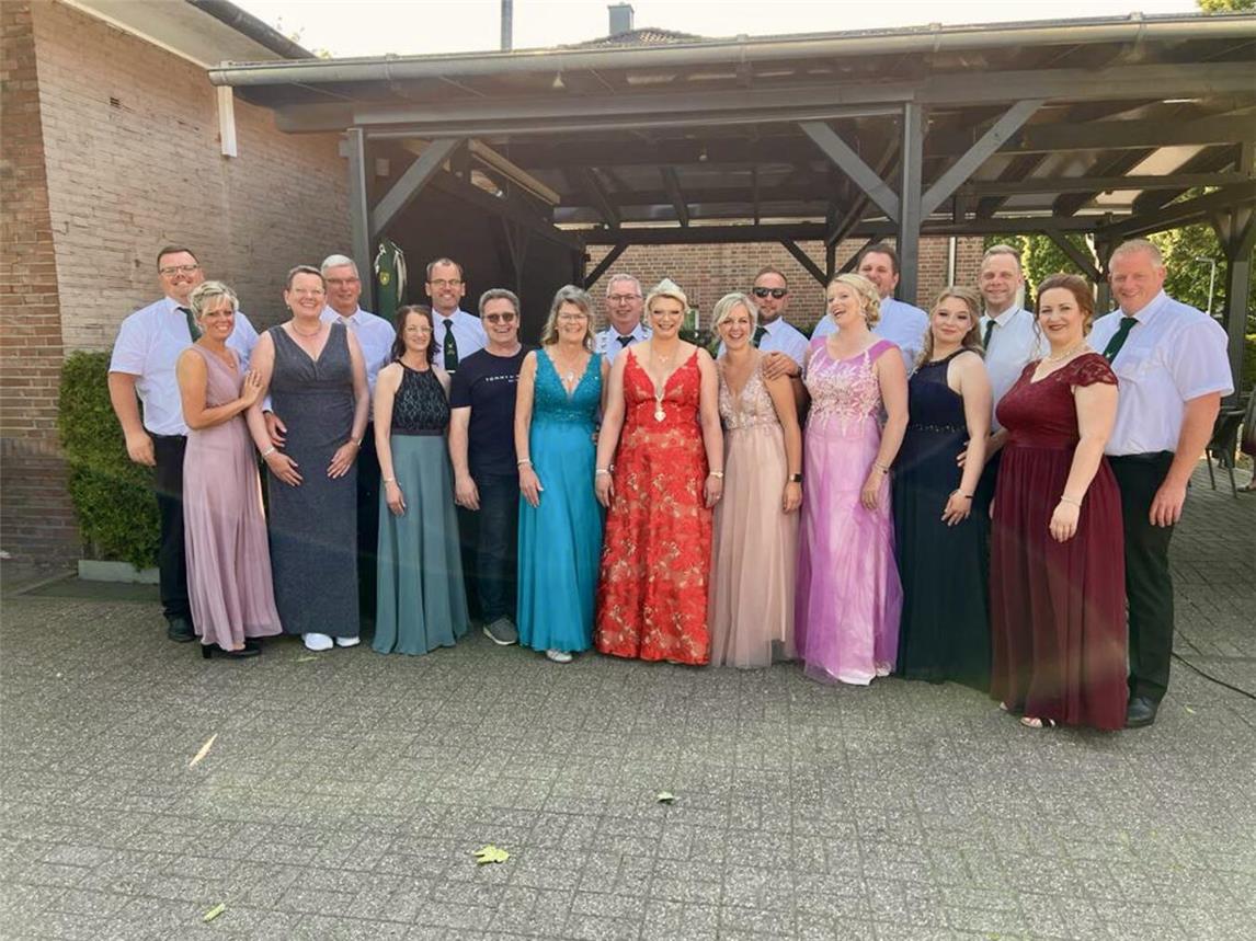 Der amtierende Thron um das scheidende Königspaar Marco Koep und Melanie Berendsen. Foto: privat