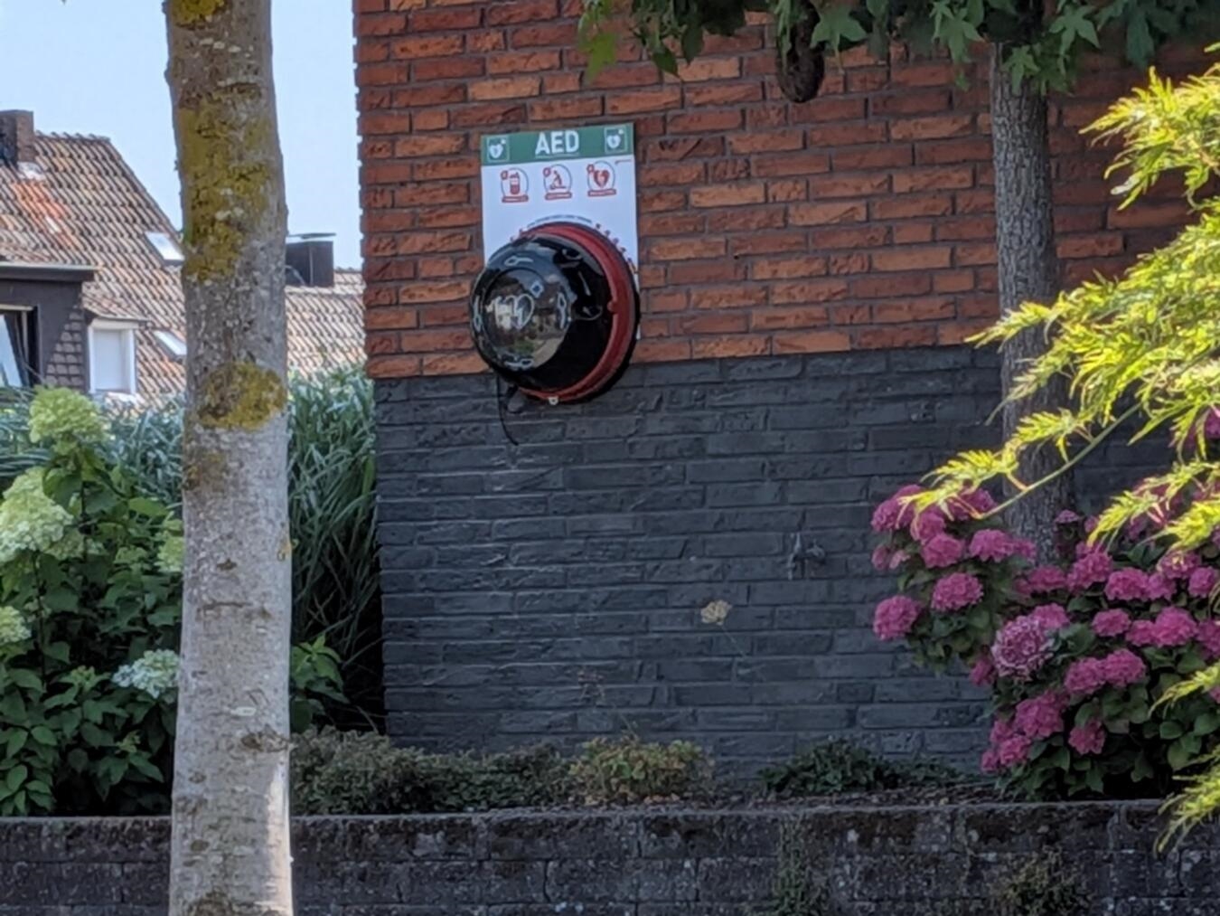 Initiative „Herzsicheres Emmerich“ fördert Zugang zu Defibrillatoren Defibrillator an Hauswand, Guido Janssen, Lebensrettung, medizinisches Gerät, Erste Hilfe