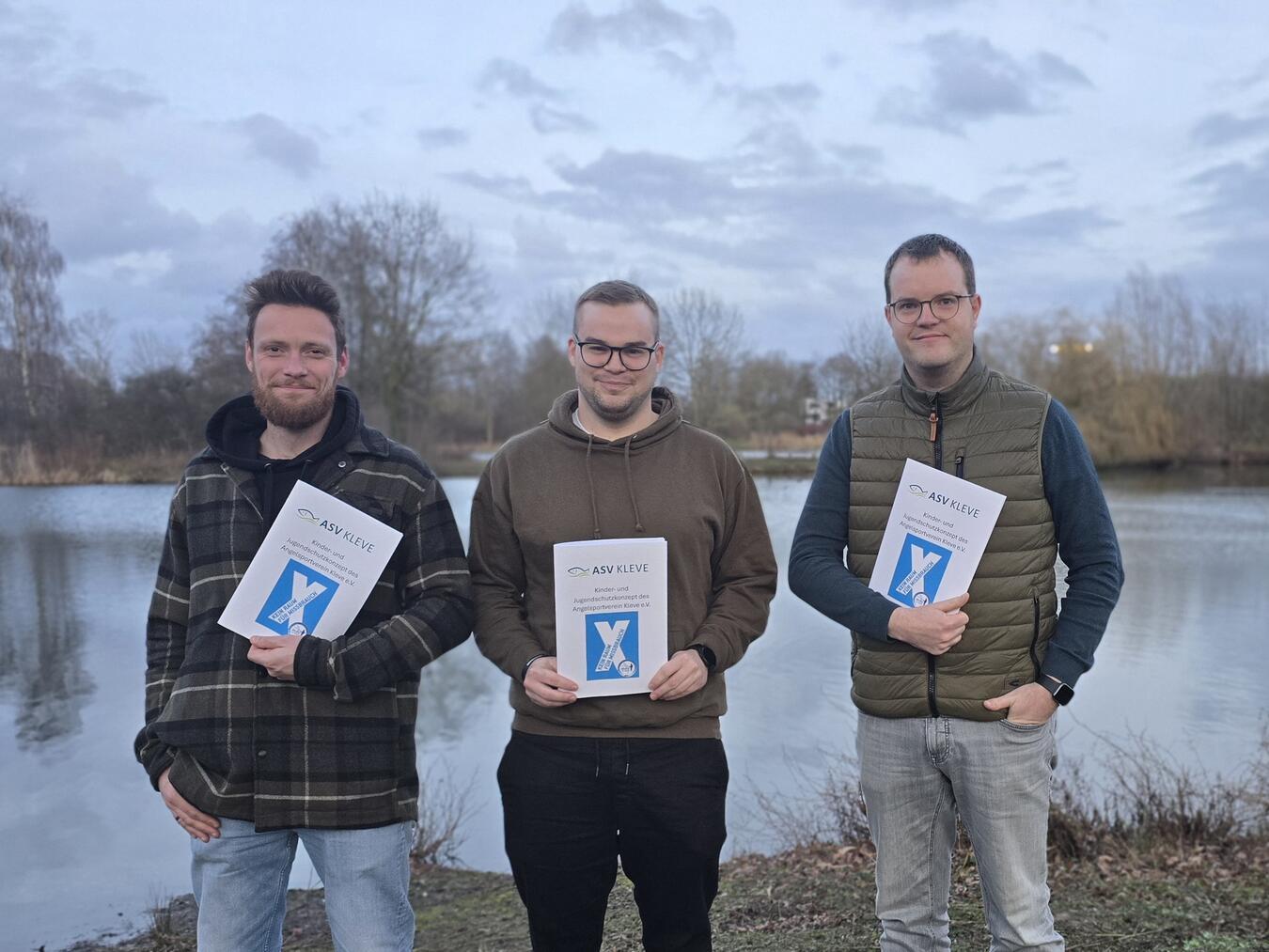 Der Angelsportverein Kleve präsentiert sein Kinder- und Jugendschutzkonzept. Stellvertretend für alle Beteiligten (v.l.) Simon Ripkens, Timo Jansen und Pascal Merchlowski. NN-Foto: HF