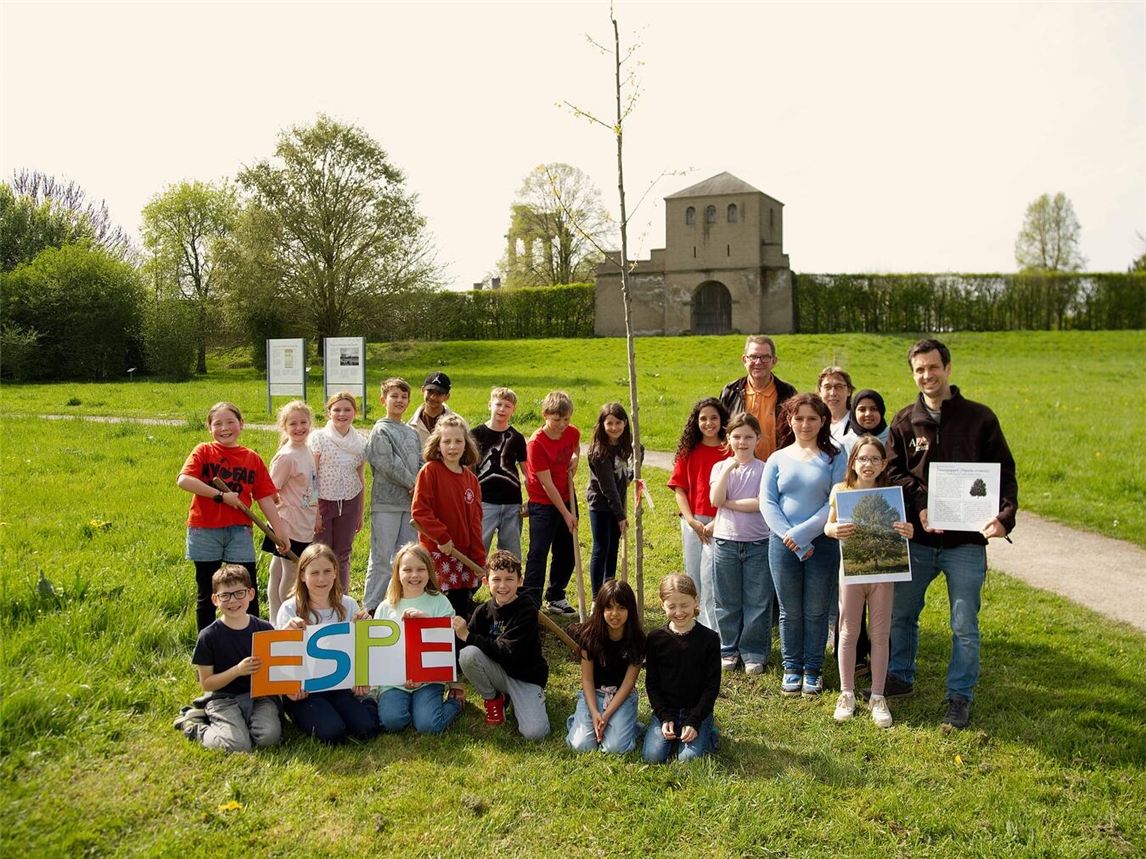 Der APX und die Klasse 4b der Grundschule Alpen pflanzen den Baum des Jahres 2026. Foto: Olaf Ostermann