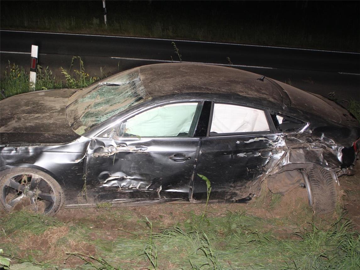 Der Audi wurde stark beschädigt, war nicht mehr fahrbereit und musste daher geborgen und abgeschleppt werden. Foto: Polizei Kleve