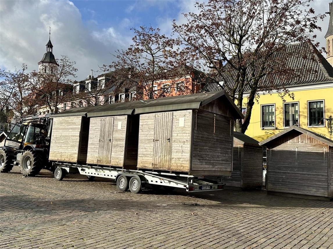 Der Aufbau des Xantener Weihnachtsmarktes ist bereits im vollen Gange und fast abgeschlossen. NN-Foto: SP