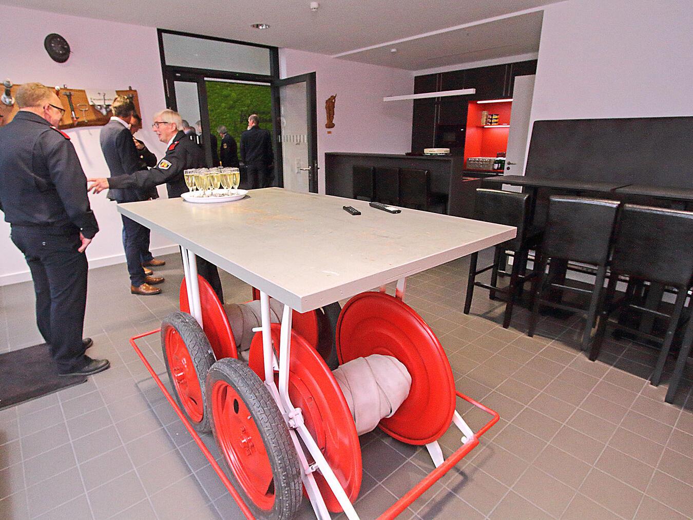 Neues Feuerwehrgerätehaus in Wachtendonk eingeweiht Der Aufenthaltsraum mit Theke kann sowohl dem gemütlichen Beisammensein als auch der Verpflegung bei langdauernden Einsätzen dienen.