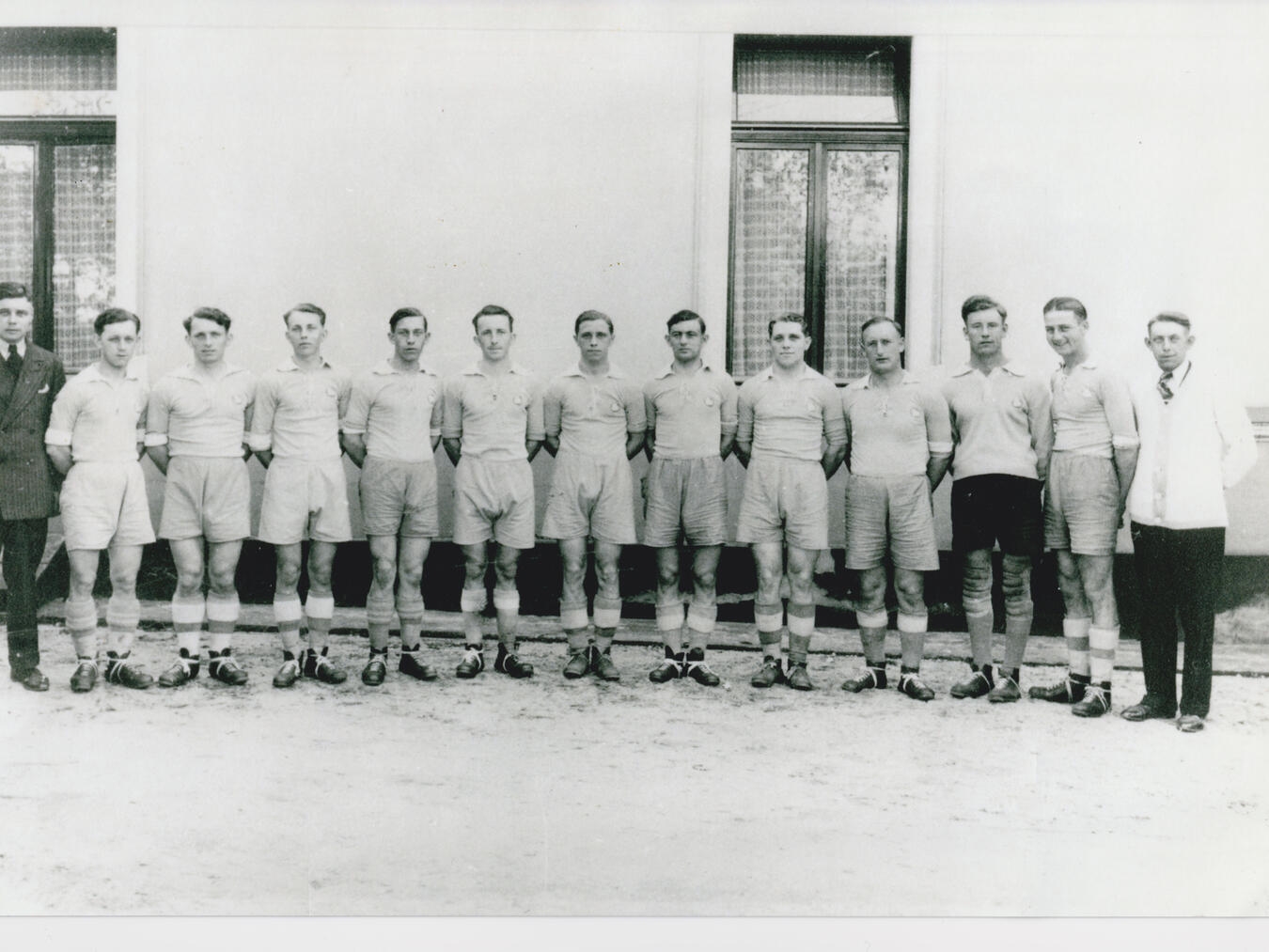 100 Jahre VfB Alemannia Pfalzdorf: Lebendige Vereinsgeschichte "Historisches Fußballteam 1937 vor 'Tön am Berg', Aufstieg erste Kreisklasse, Gruppenfoto"