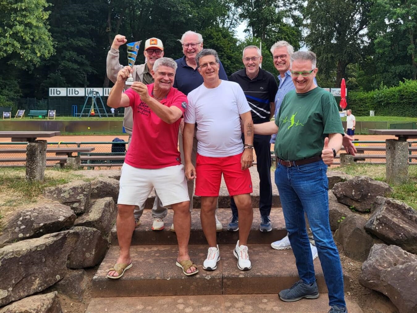 "Feiernder Aufstieg der Klever Tennisvereinigung Rot-Weiss auf dem Tennisplatz"